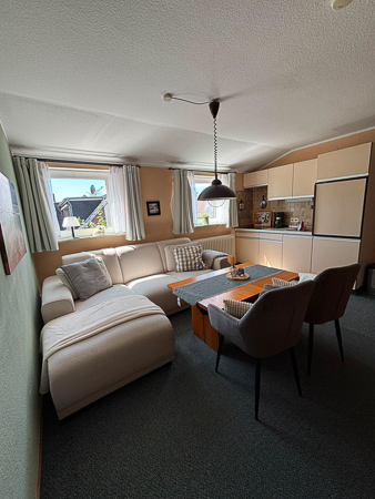Ferienwohnung 3 - Wohnzimmer mit integriertem Küchenbereich