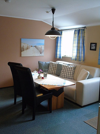 Ferienwohnung 3 - Wohnzimmer mit integriertem Küchenbereich