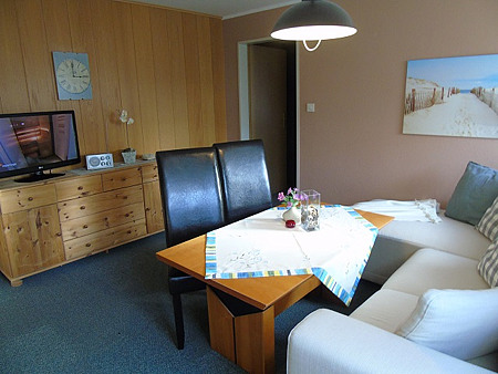 Ferienwohnung 3 - Wohnzimmer mit integriertem Küchenbereich