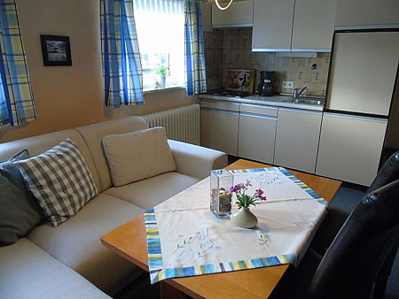 Ferienwohnung 3 - Wohnzimmer mit integriertem Küchenbereich