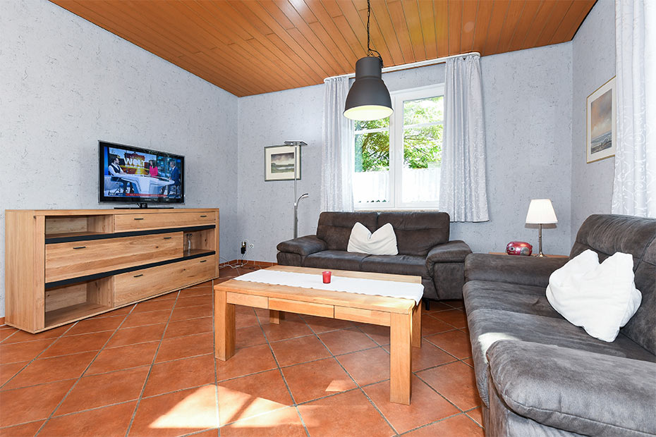 Ferienwohnung „Ebbe“ - Wohnzimmer mit integriertem Küchenbereich