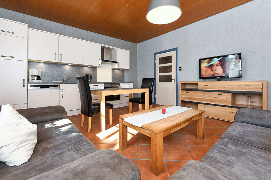 Ferienwohnung „Ebbe“ - Wohnzimmer mit integriertem Küchenbereich