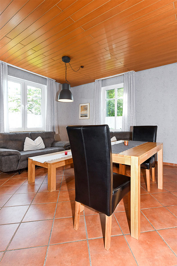 Ferienwohnung „Ebbe“ - Wohnzimmer mit integriertem Küchenbereich