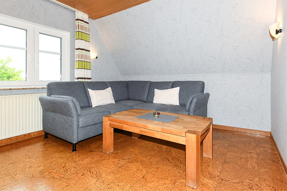 Ferienwohnung „Flut“ - Wohnzimmer mit integriertem Küchenbereich