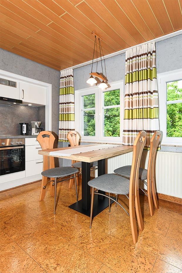 Ferienwohnung „Flut“ - Wohnzimmer mit integriertem Küchenbereich