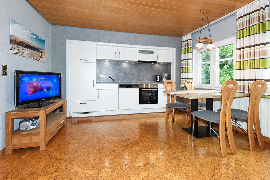 Ferienwohnung „Flut“ - Wohnzimmer mit integriertem Küchenbereich
