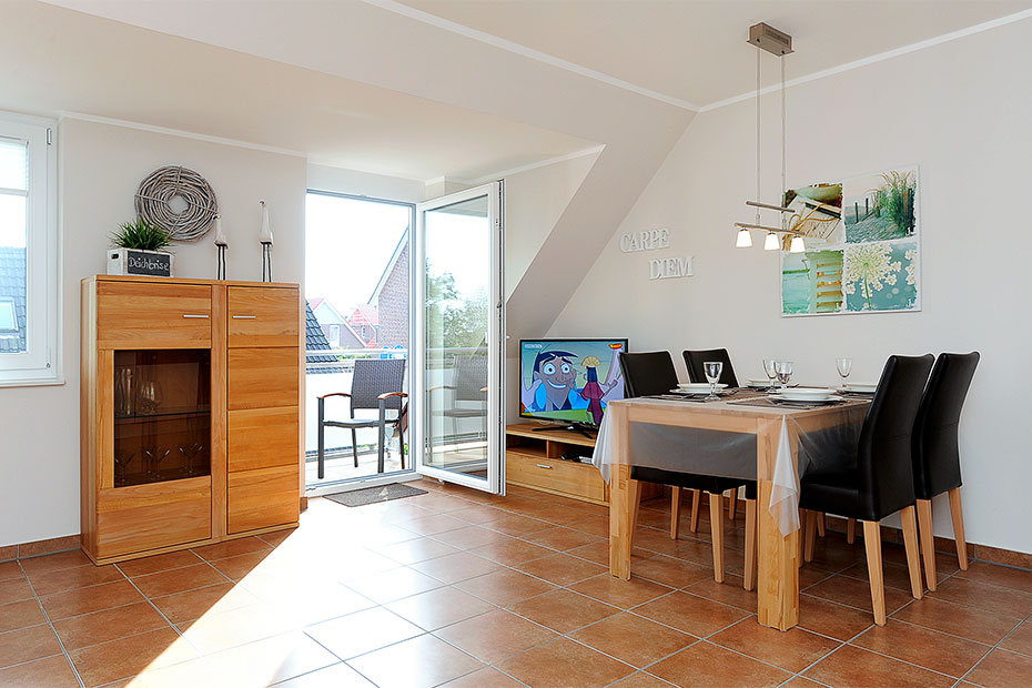 Ferienwohnung „Deichbrise“ - Wohnzimmer mit integriertem Küchenbereich