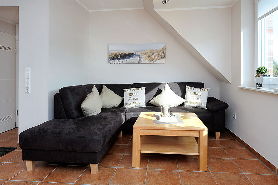 Ferienwohnung „Deichbrise“ - Wohnzimmer mit integriertem Küchenbereich