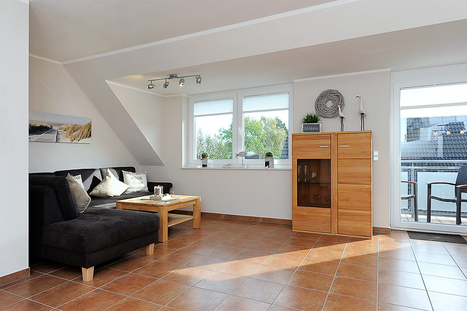 Ferienwohnung „Deichbrise“ - Wohnzimmer mit integriertem Küchenbereich