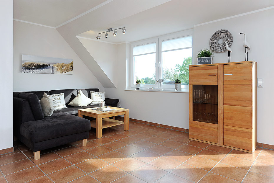 Ferienwohnung „Deichbrise“ - Wohnzimmer mit integriertem Küchenbereich