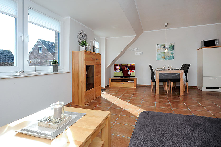 Ferienwohnung „Deichbrise“ - Wohnzimmer mit integriertem Küchenbereich