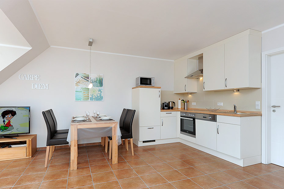 Ferienwohnung „Deichbrise“ - Wohnzimmer mit integriertem Küchenbereich