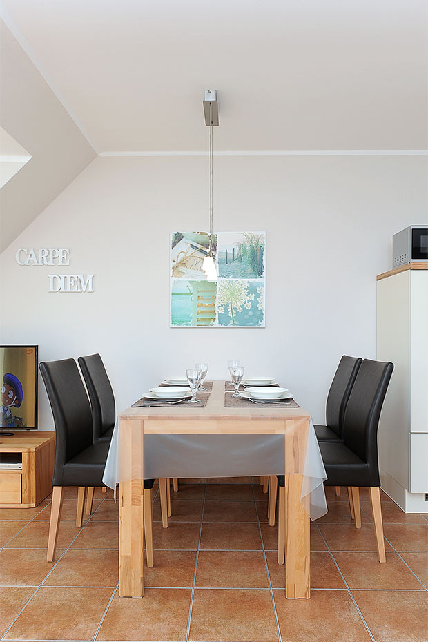 Ferienwohnung „Deichbrise“ - Wohnzimmer mit integriertem Küchenbereich