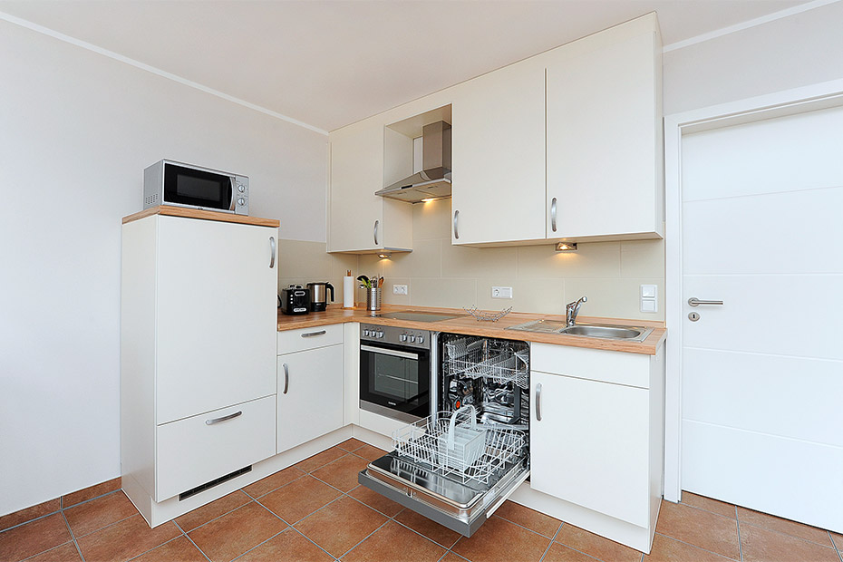 Ferienwohnung „Deichbrise“ - Wohnzimmer mit integriertem Küchenbereich