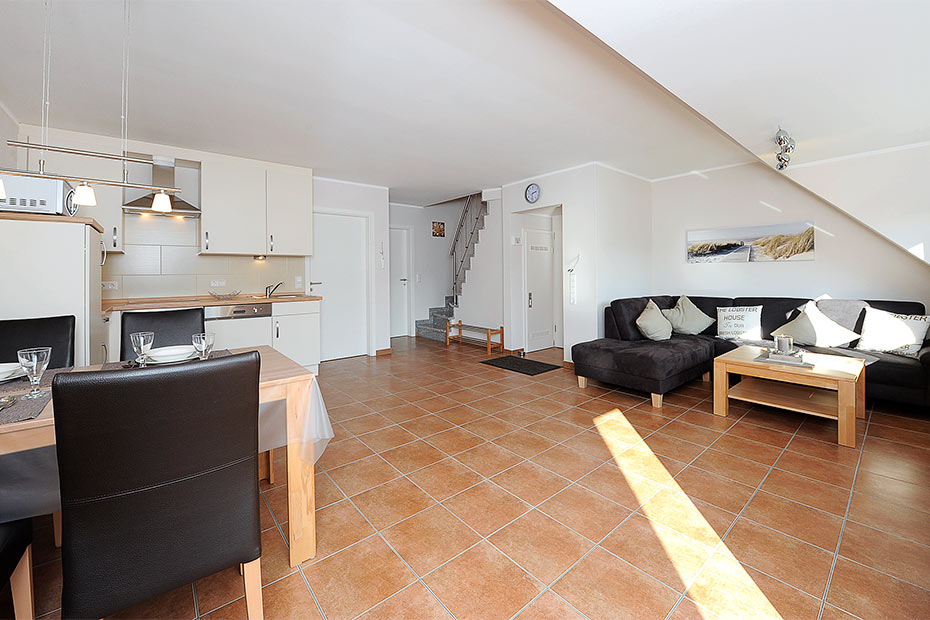 Ferienwohnung „Deichbrise“ - Wohnzimmer mit integriertem Küchenbereich