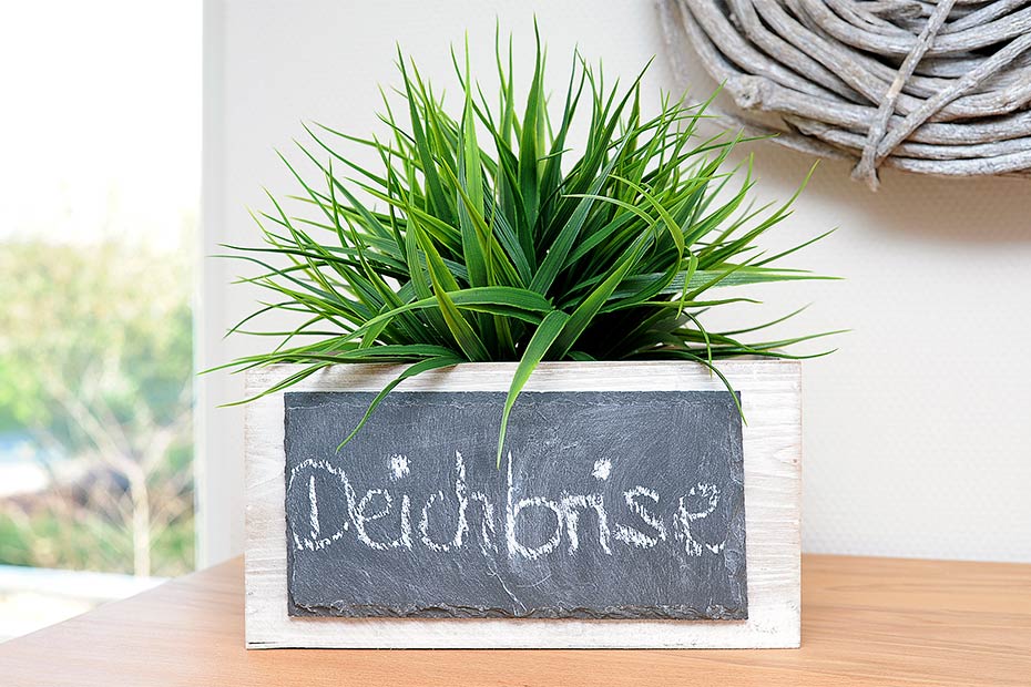 Ferienwohnung „Deichbrise“ - Wohnzimmer mit integriertem Küchenbereich