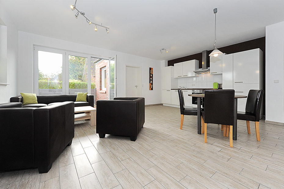 Ferienwohnung „Deichjuwel“ - Wohnzimmer mit integriertem Küchenbereich