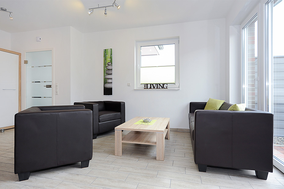 Ferienwohnung „Deichjuwel“ - Wohnzimmer mit integriertem Küchenbereich