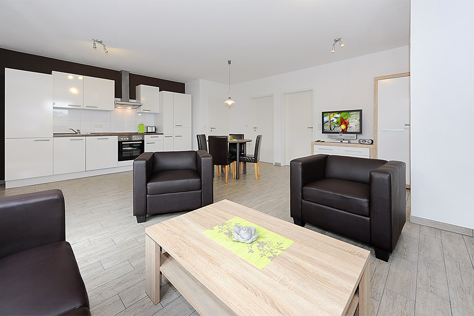 Ferienwohnung „Deichjuwel“ - Wohnzimmer mit integriertem Küchenbereich