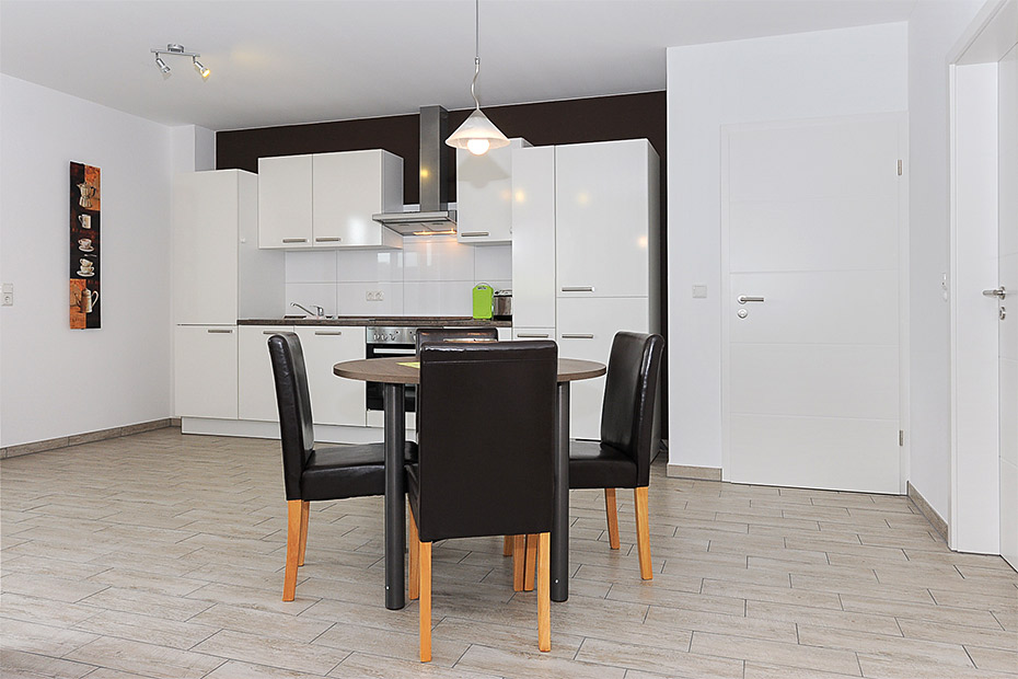 Ferienwohnung „Deichjuwel“ - Wohnzimmer mit integriertem Küchenbereich