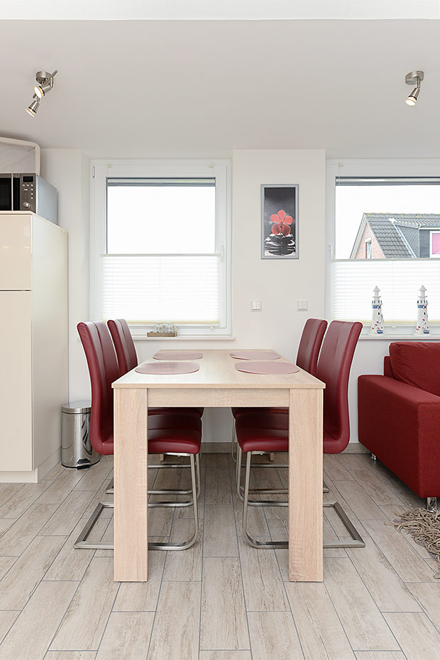 Ferienwohnung „Deichliebe“ - Wohnzimmer mit integriertem Küchenbereich