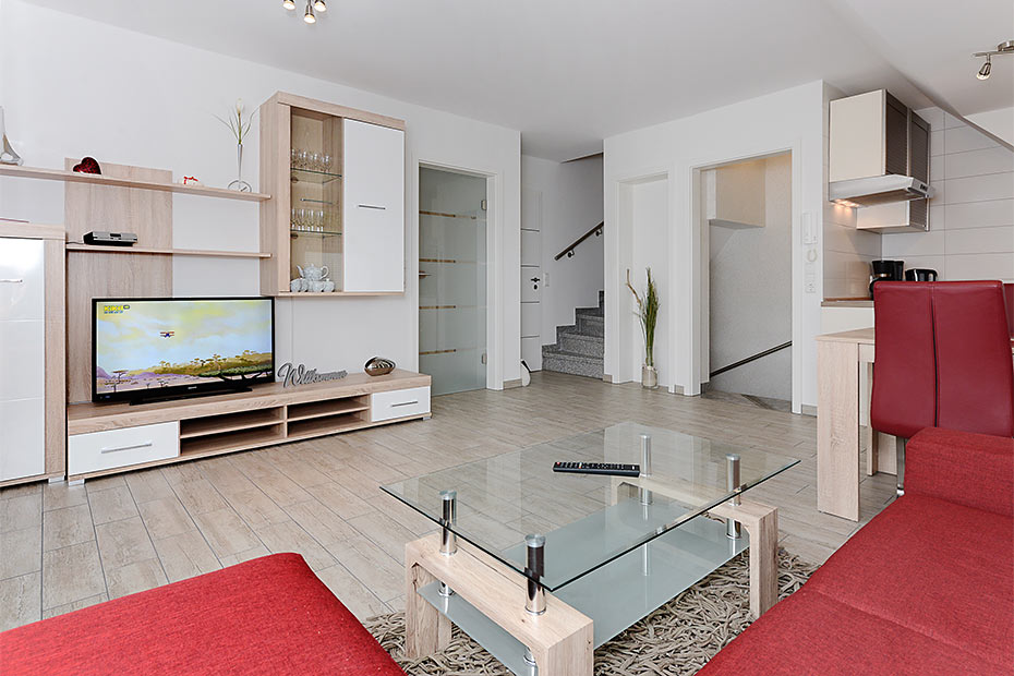 Ferienwohnung „Deichliebe“ - Wohnzimmer mit integriertem Küchenbereich