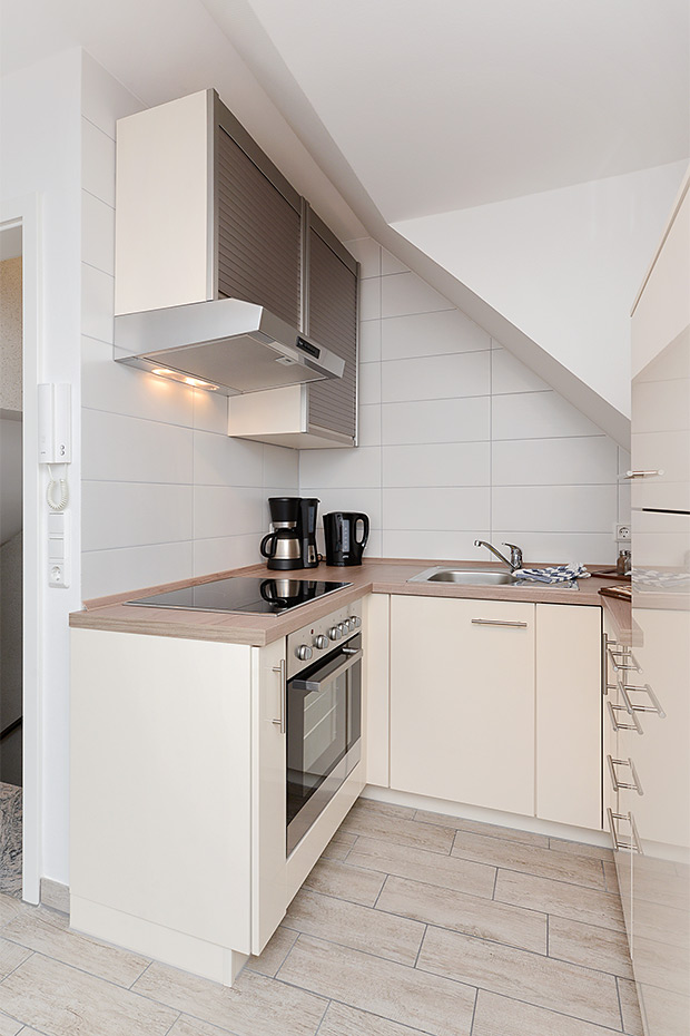 Ferienwohnung „Deichliebe“ - Wohnzimmer mit integriertem Küchenbereich