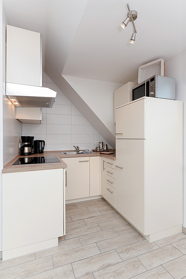 Ferienwohnung „Deichliebe“ - Wohnzimmer mit integriertem Küchenbereich