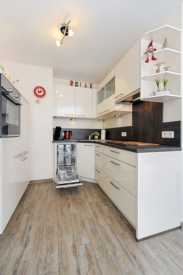 Ferienwohnung „Deichruhe“ - Wohnzimmer mit integriertem Küchenbereich