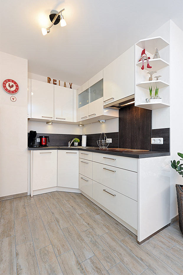 Ferienwohnung „Deichruhe“ - Wohnzimmer mit integriertem Küchenbereich