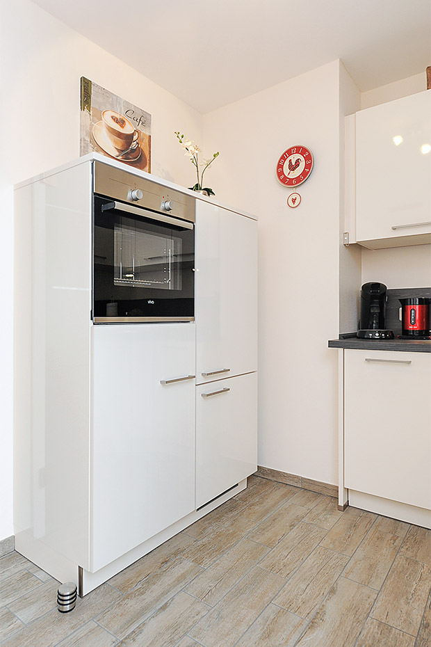 Ferienwohnung „Deichruhe“ - Wohnzimmer mit integriertem Küchenbereich