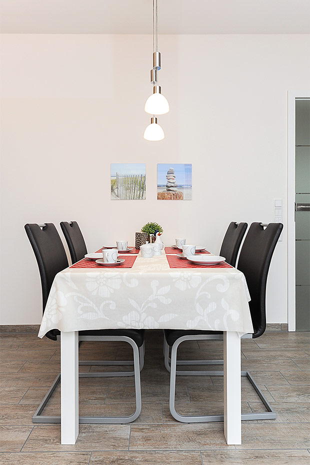 Ferienwohnung „Deichruhe“ - Wohnzimmer mit integriertem Küchenbereich