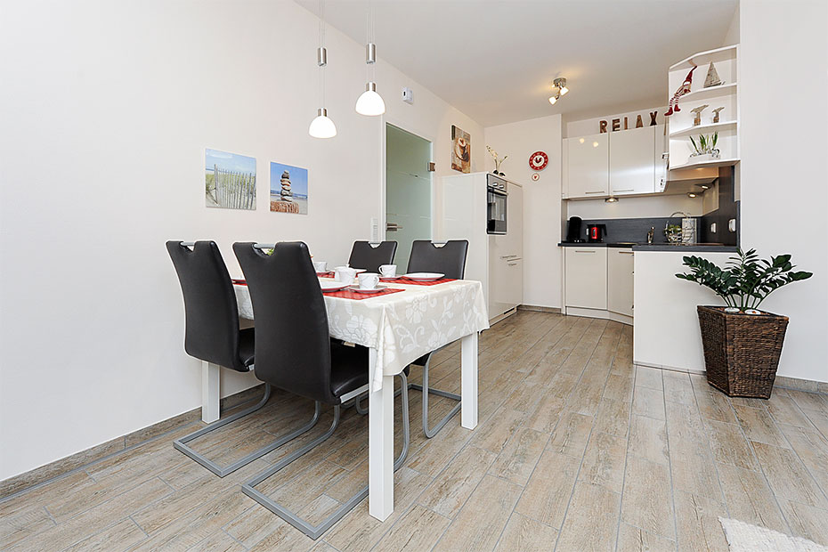 Ferienwohnung „Deichruhe“ - Wohnzimmer mit integriertem Küchenbereich