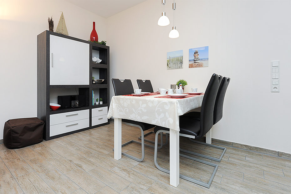 Ferienwohnung „Deichruhe“ - Wohnzimmer mit integriertem Küchenbereich