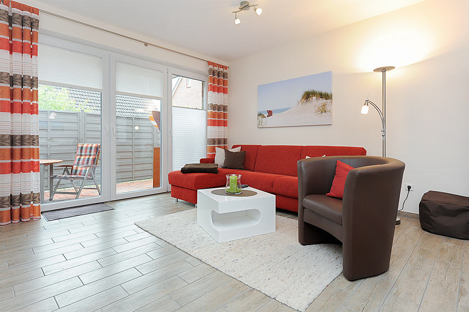 Ferienwohnung „Deichruhe“ - Wohnzimmer mit integriertem Küchenbereich