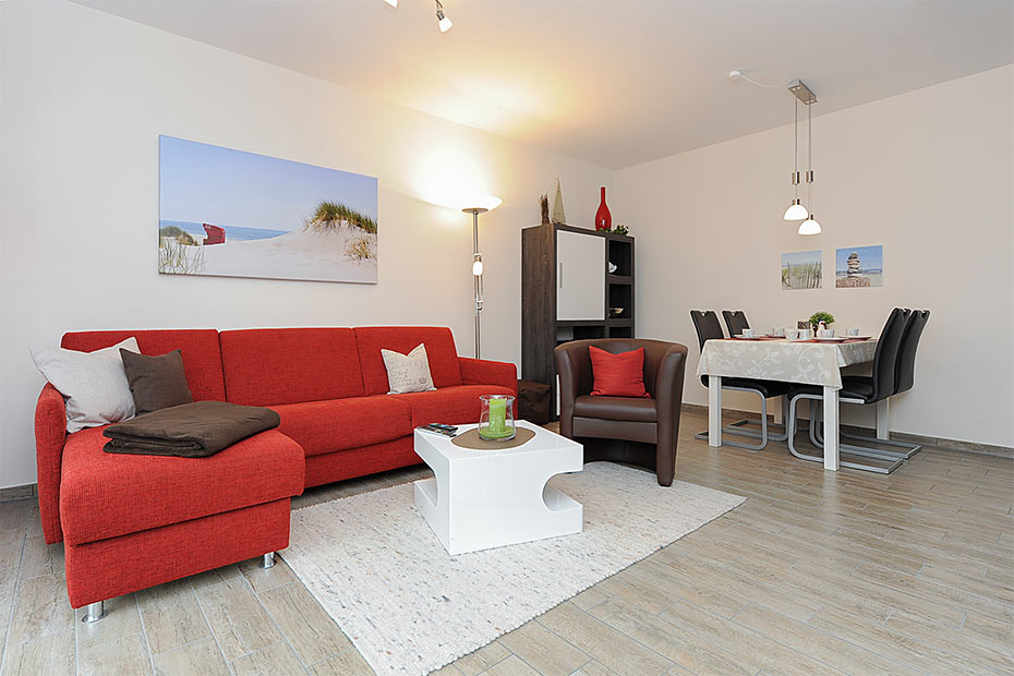 Ferienwohnung „Deichruhe“ - Wohnzimmer mit integriertem Küchenbereich