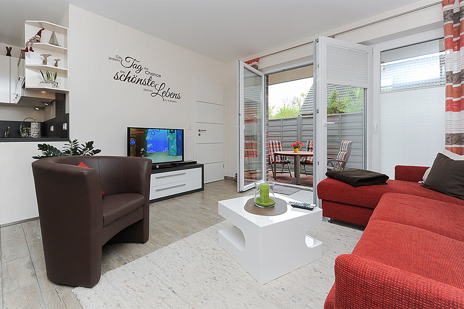 Ferienwohnung „Deichruhe“ - Wohnzimmer mit integriertem Küchenbereich