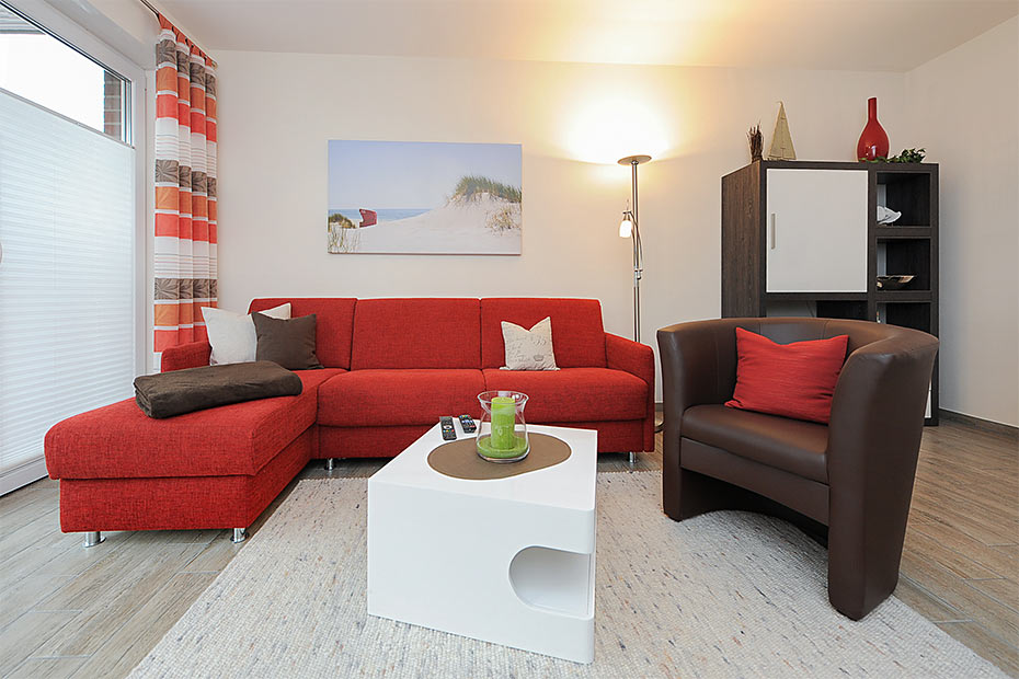 Ferienwohnung „Deichruhe“ - Wohnzimmer mit integriertem Küchenbereich