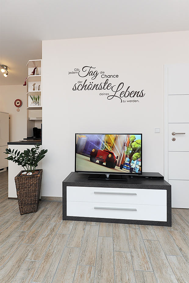 Ferienwohnung „Deichruhe“ - Wohnzimmer mit integriertem Küchenbereich