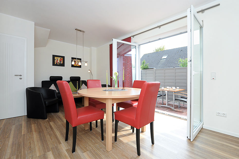 Ferienwohnung „Deichoase“ - Wohnzimmer mit integriertem Küchenbereich