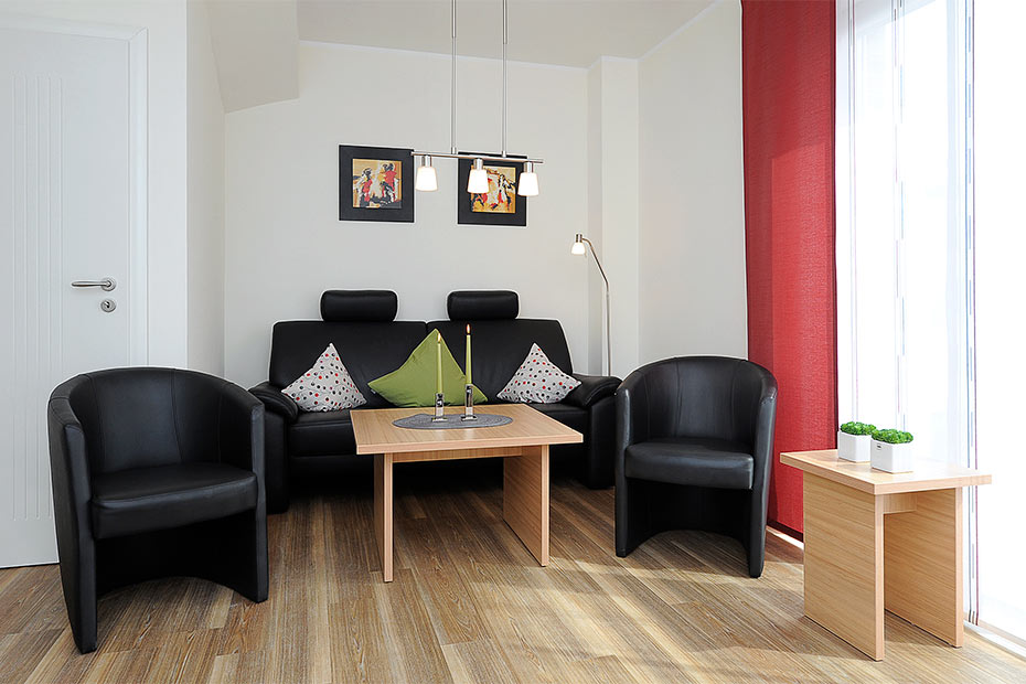 Ferienwohnung „Deichoase“ - Wohnzimmer mit integriertem Küchenbereich