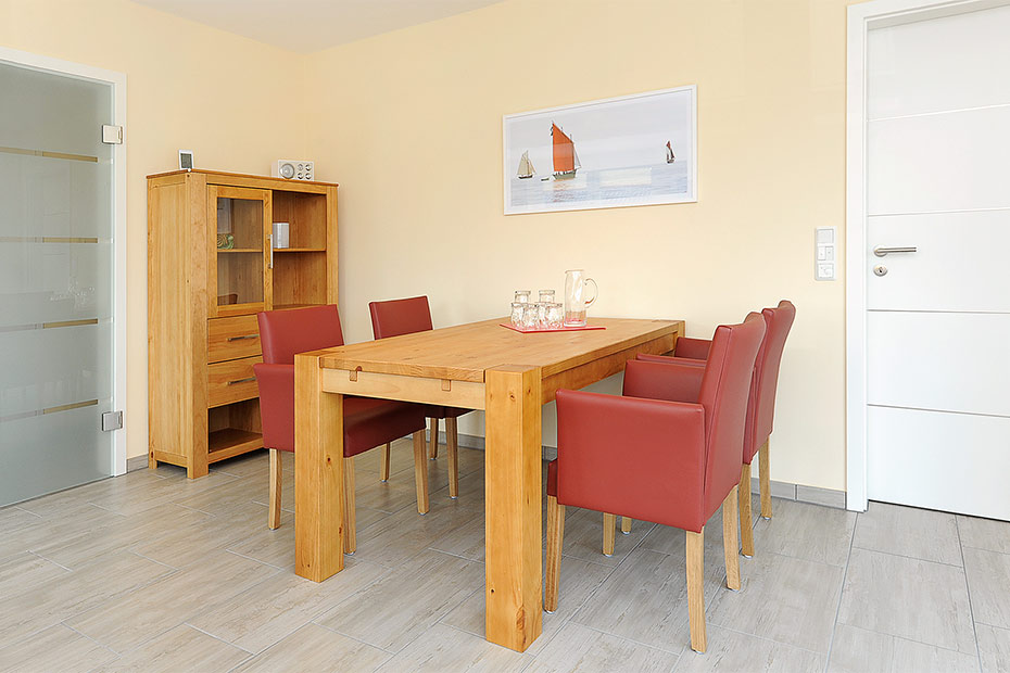 Ferienwohnung „Deichblick“ - Wohnzimmer mit integriertem Küchenbereich