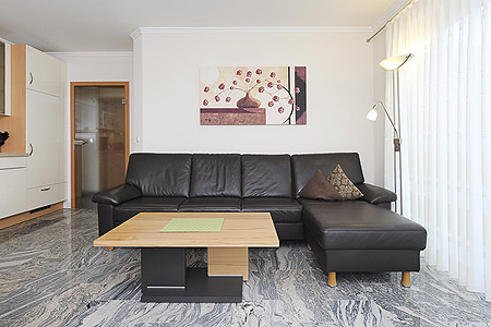 Ferienwohnung „Hamtor“ - Wohnzimmer mit integriertem Küchenbereich
