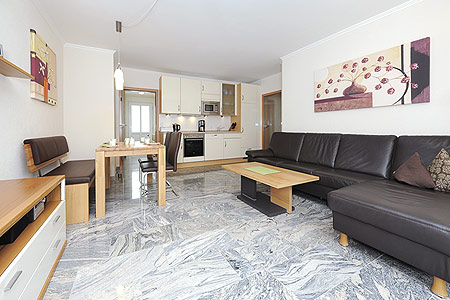Ferienwohnung „Hamtor“ - Wohnzimmer mit integriertem Küchenbereich