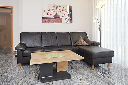 Ferienwohnung „Hamtor“ - Wohnzimmer mit integriertem Küchenbereich
