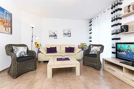 Ferienwohnung „Nordseetor“ - Wohnzimmer mit integriertem Küchenbereich