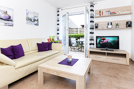 Ferienwohnung „Nordseetor“ - Wohnzimmer mit integriertem Küchenbereich