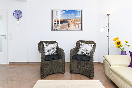 Ferienwohnung „Nordseetor“ - Wohnzimmer mit integriertem Küchenbereich