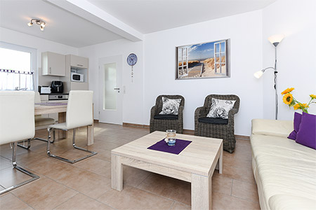 Ferienwohnung „Nordseetor“ - Wohnzimmer mit integriertem Küchenbereich