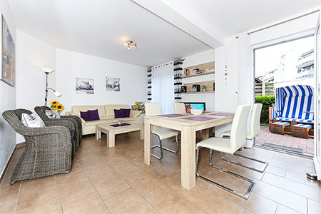 Ferienwohnung „Nordseetor“ - Wohnzimmer mit integriertem Küchenbereich